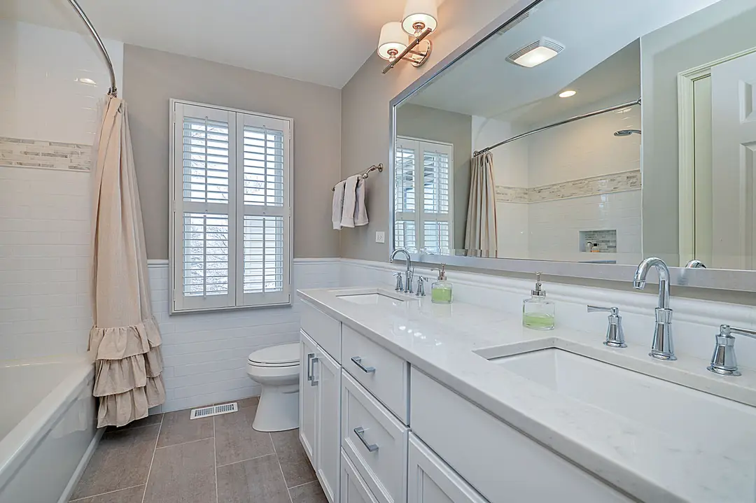 Ideas-Tile-Cabinet-Granite-Quartz-165-Bathroom-Remodeling-Naperville_Sebring-Services